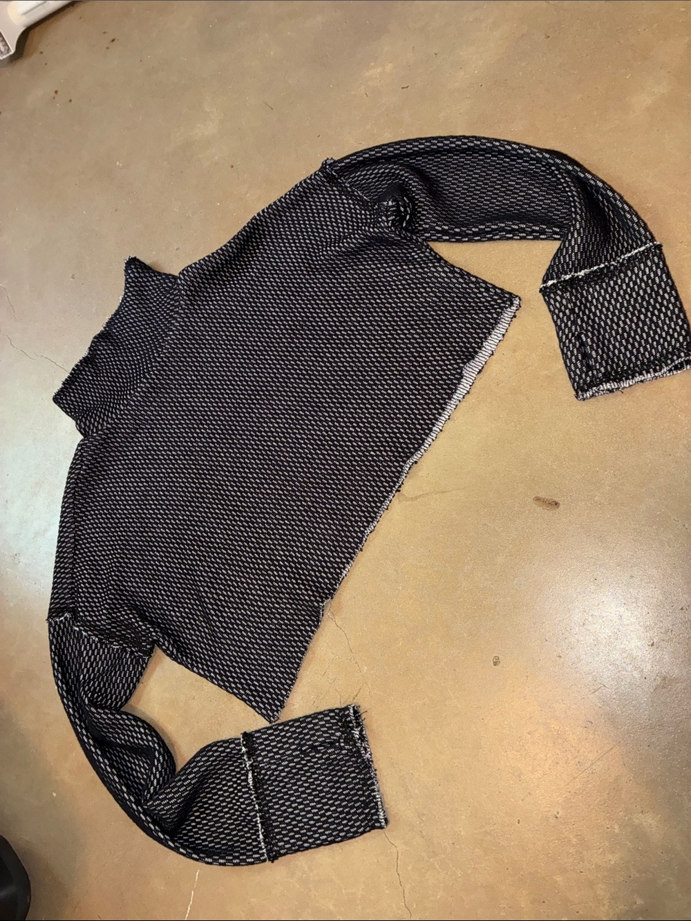 EARTHBOUND Black & White Textured Long-Sleeve Cropped Top